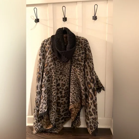 Chic Leopard Print Poncho with Black Collar - Picture 1 of 3